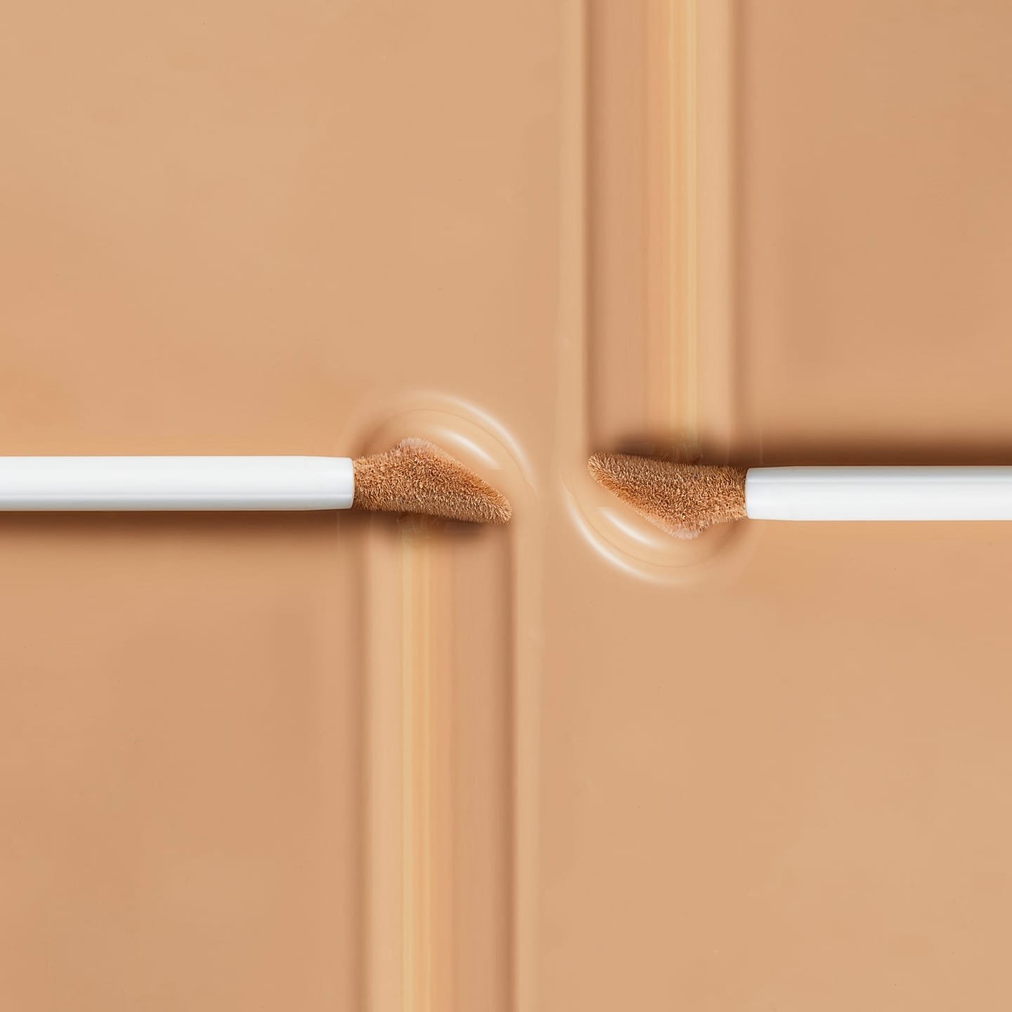 Detailansicht einer Nuance von True Match Radiant Serum Concealer mit zwei Pinselspitzen